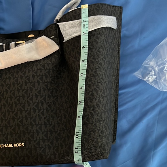 Beautiful new Michael Kors tote - Picture 10 of 11